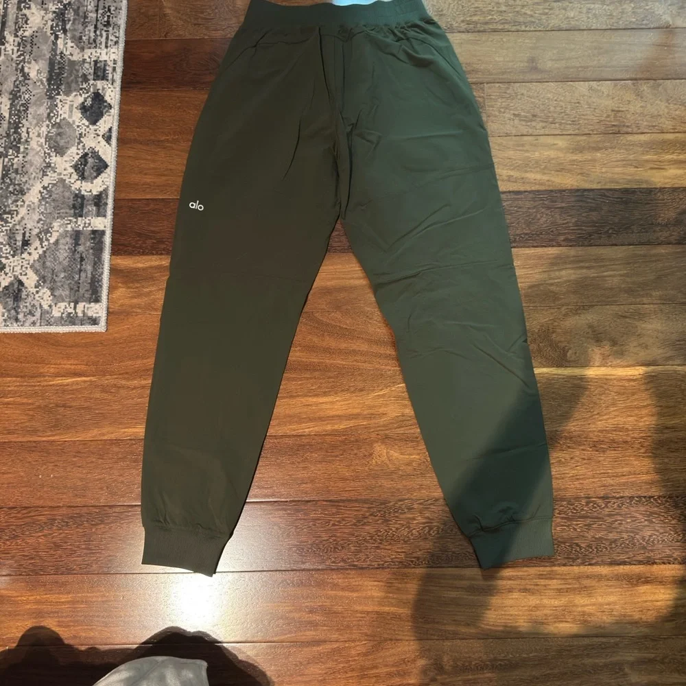 ALO Yoga Green Joggers - Picture 1 of 3